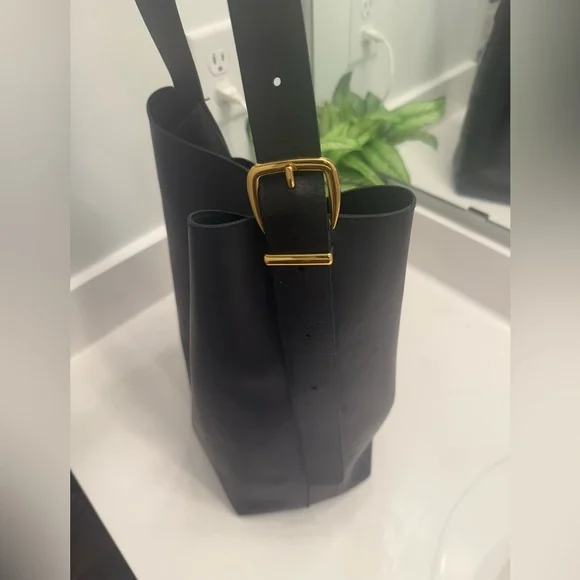 COPY - Madewell Essential Bucket tote black - Picture 2 of 4